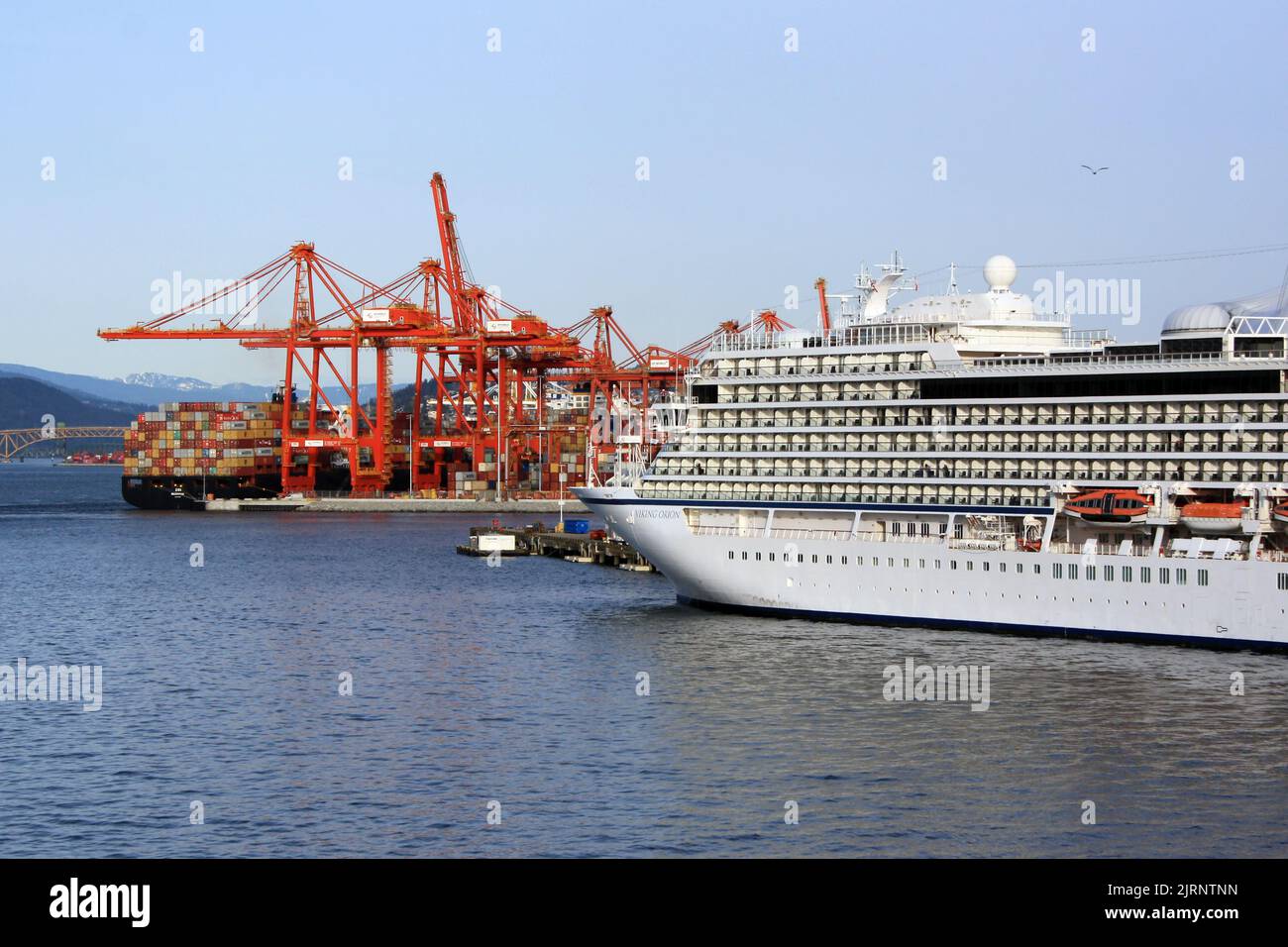 Una grande nave da crociera nel Porto di Vancouver, British Columbia, Canada Foto Stock