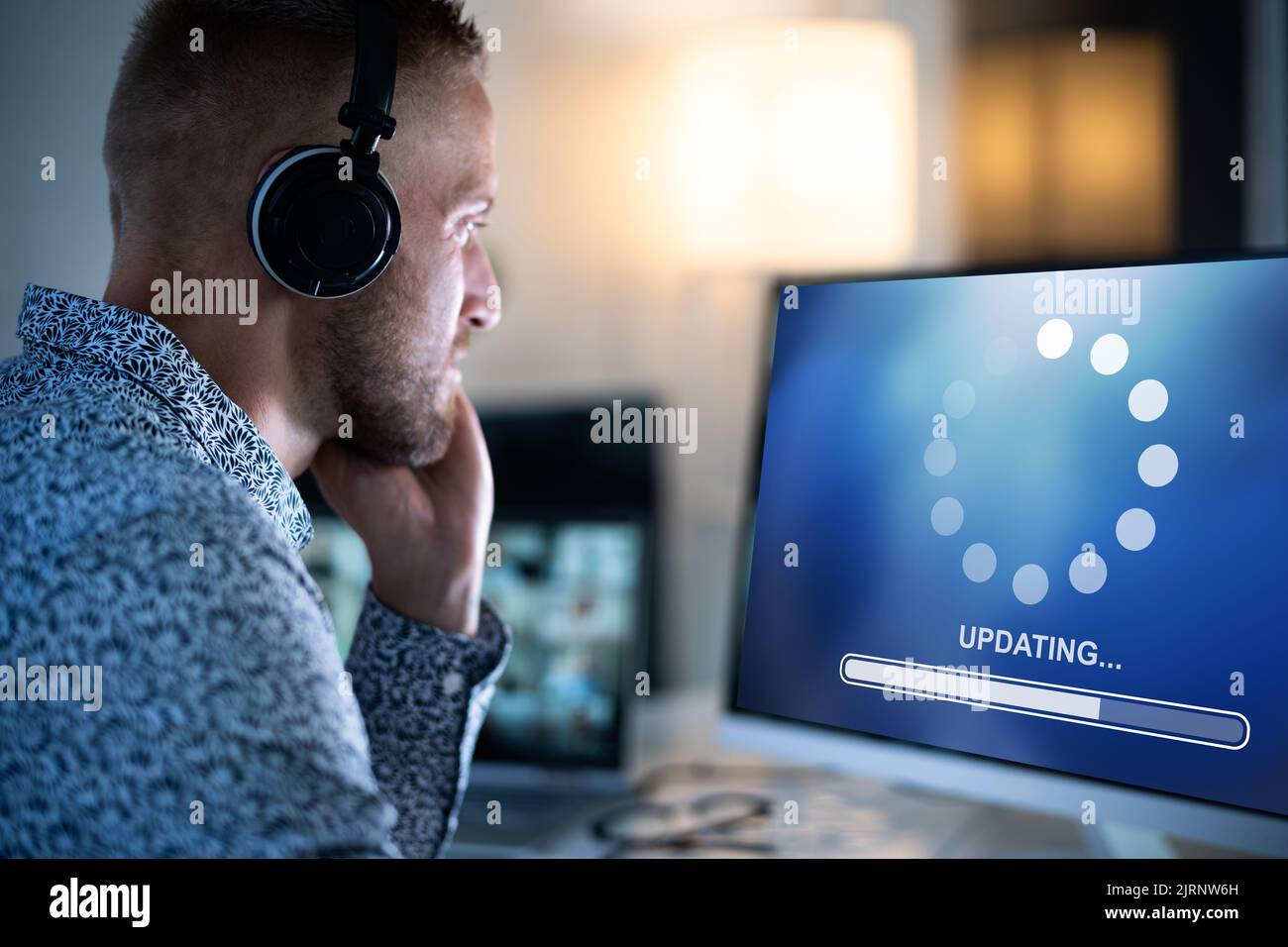 Aggiornamento lento del sistema informatico di notte. Installazione di PC Patch Foto Stock