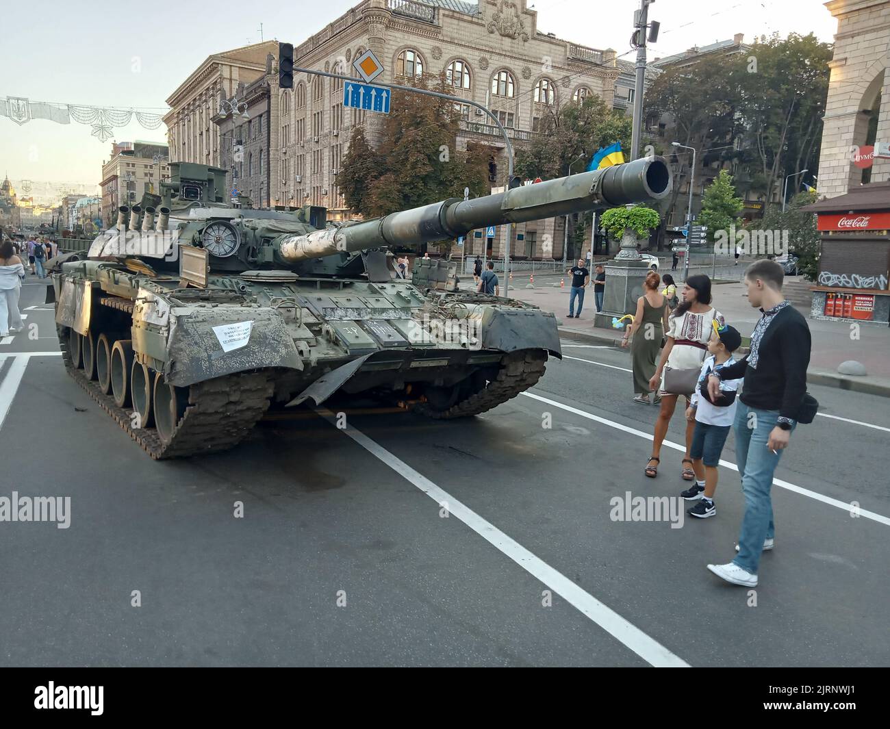 Distrutta mostra di veicoli militari in via Khreschatyk il 24 agosto 2022 durante la Giornata dell'Indipendenza a Kiev, Ucraina. I visitatori hanno rivisto le moderne auto blindate russe rotte e bruciate, carri armati, ecc. Foto Stock