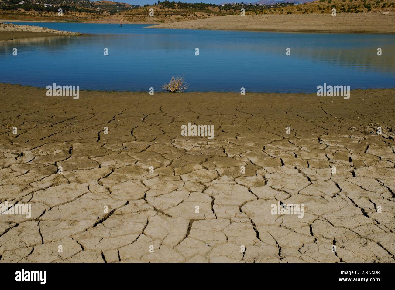 Siccità e livelli di acqua molto bassi nel serbatoio di Vinuela in una regione molto secca di Axarquia, Malaga, Spagna Foto Stock