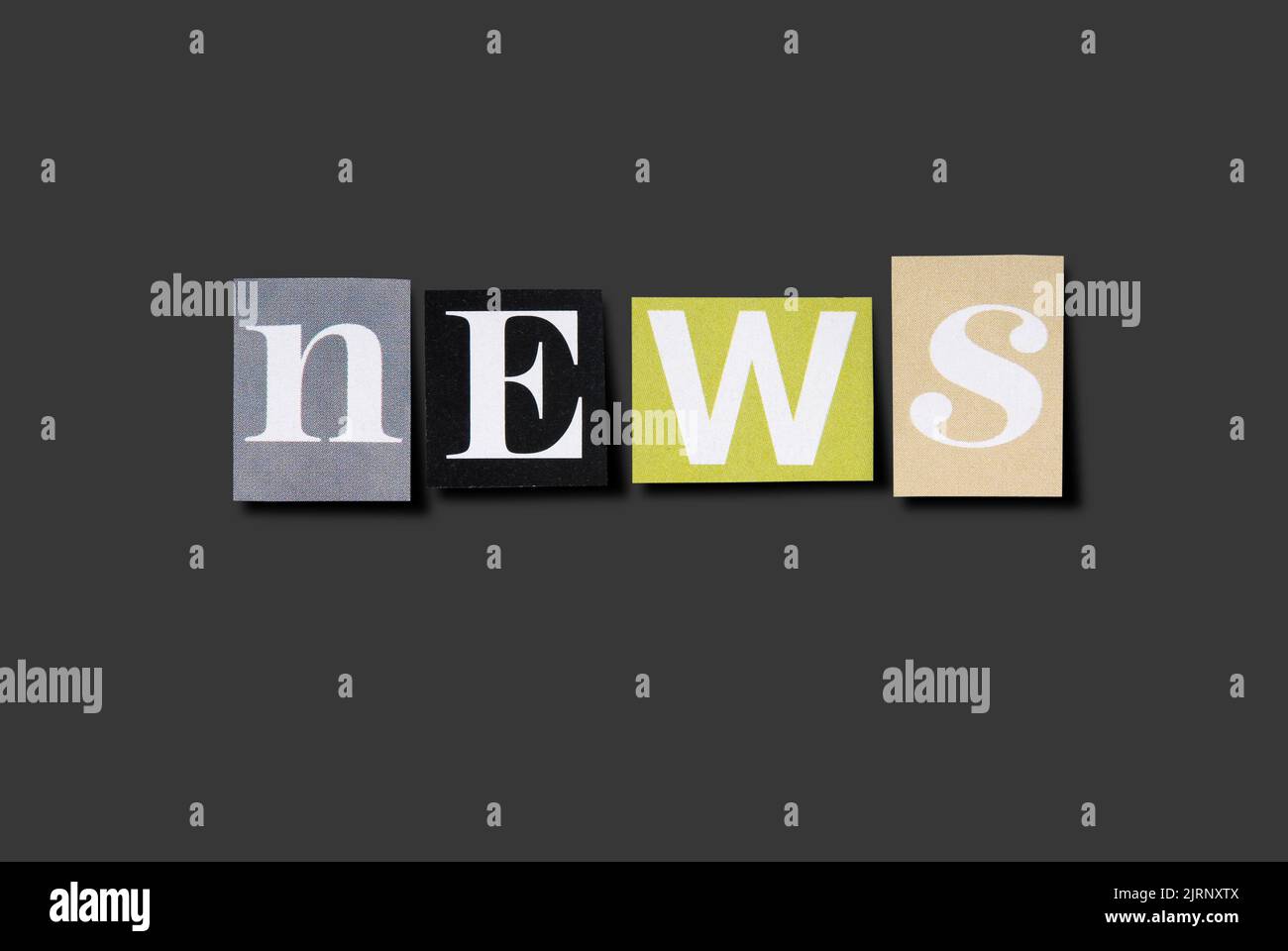 La parola notizia fatta da lettere ritagliate da riviste su sfondo nero Foto Stock