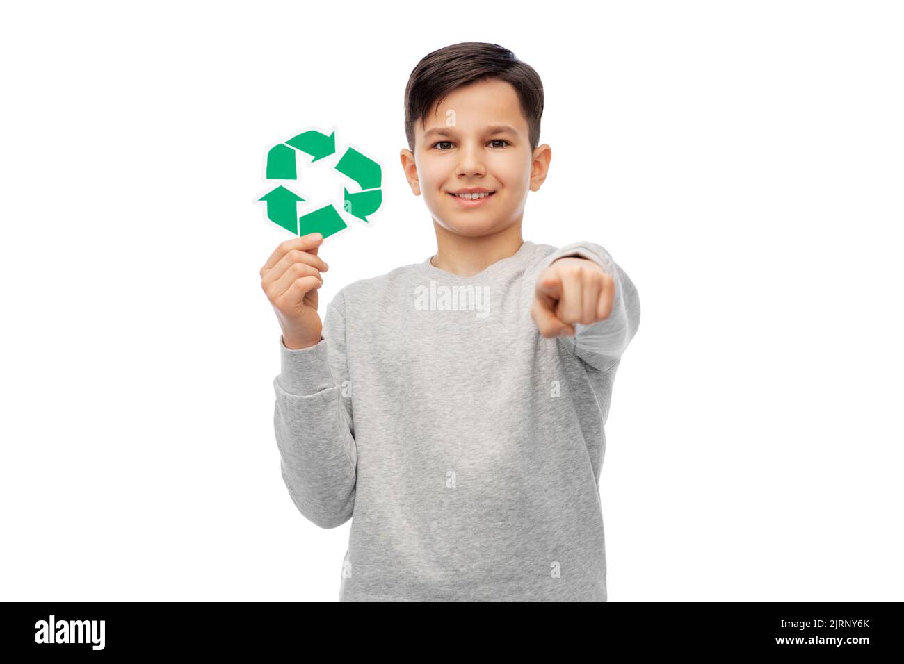 ragazzo felice con il segno di riciclaggio che indica a voi Foto Stock