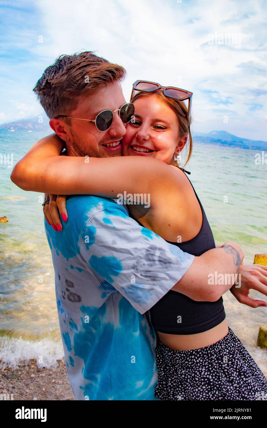 Felice giovane coppia turistica in luna di miele nella romantica Sirmione, sul Lago di Garda, Brescia, Italia Foto Stock