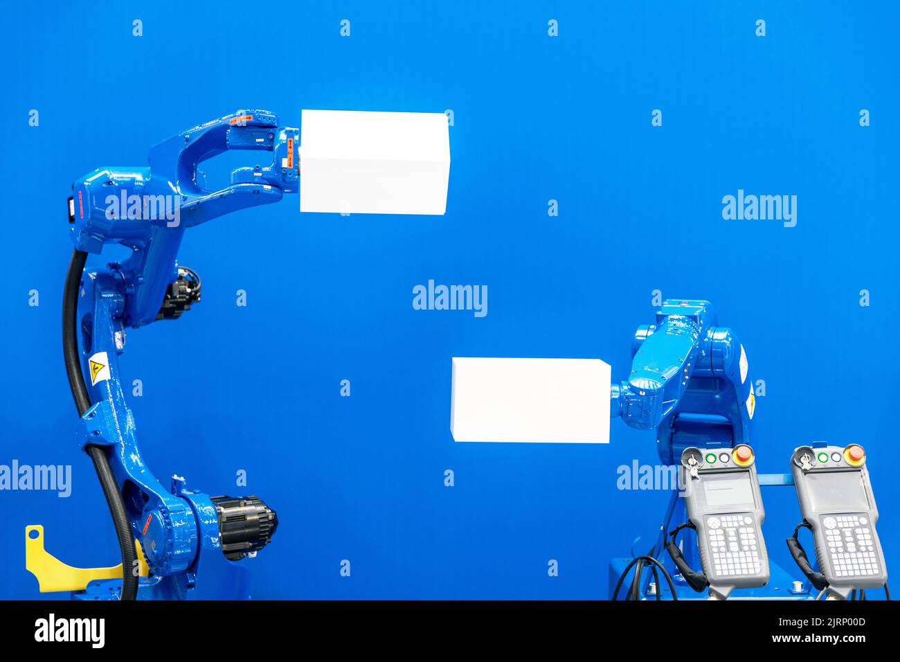 Prelevamento e posizionamento industriale, inserimento, test di qualità o macchina che tende braccio robotico Foto Stock