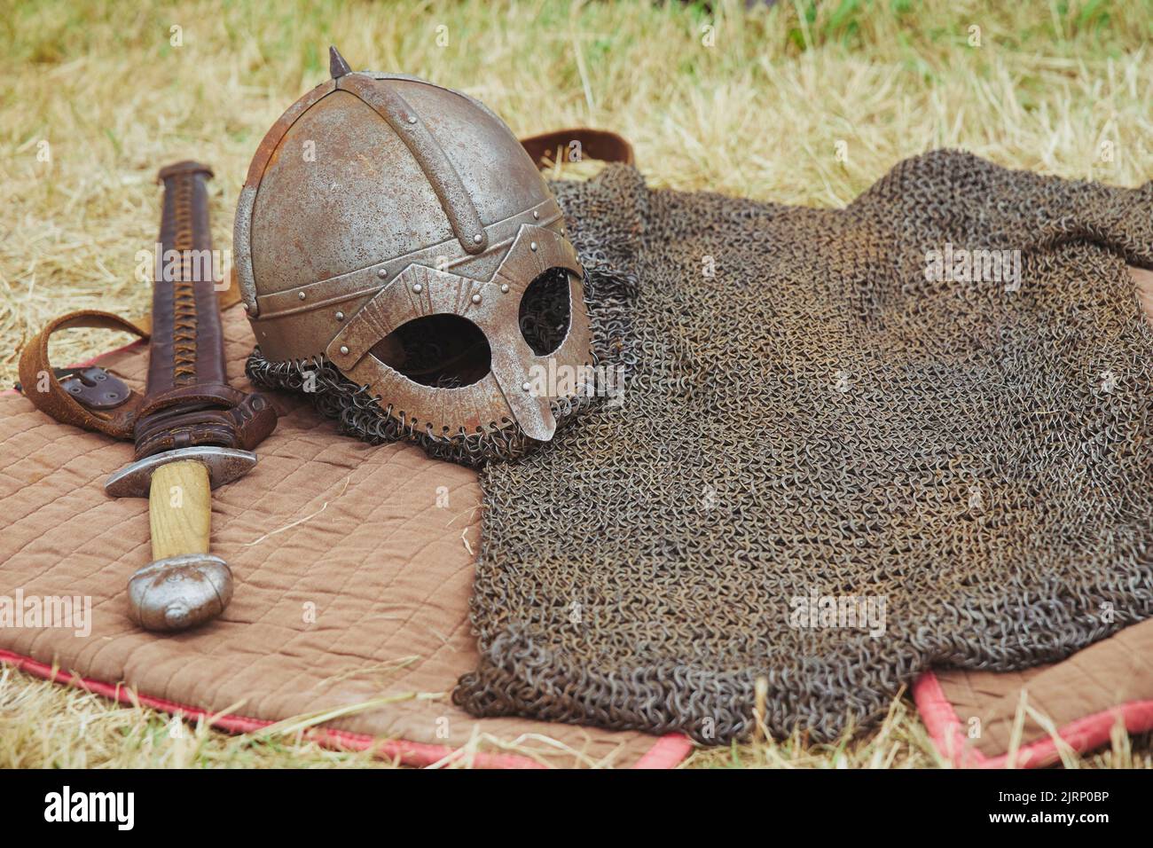 Vecchia armatura vichinga su erba ingiallita. Viking Festival Foto Stock
