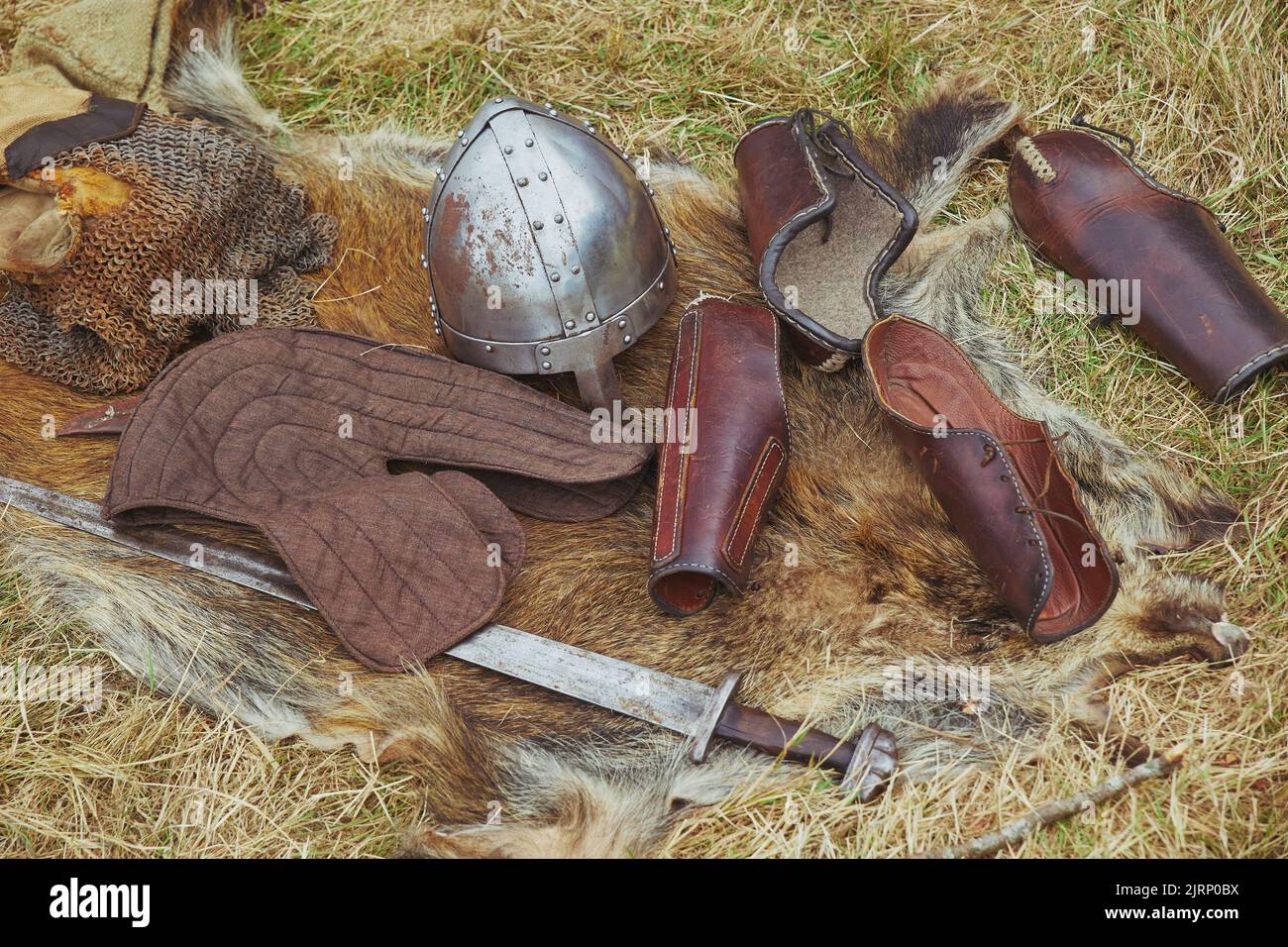 Vecchia armatura vichinga su erba ingiallita. Viking Festival Foto Stock