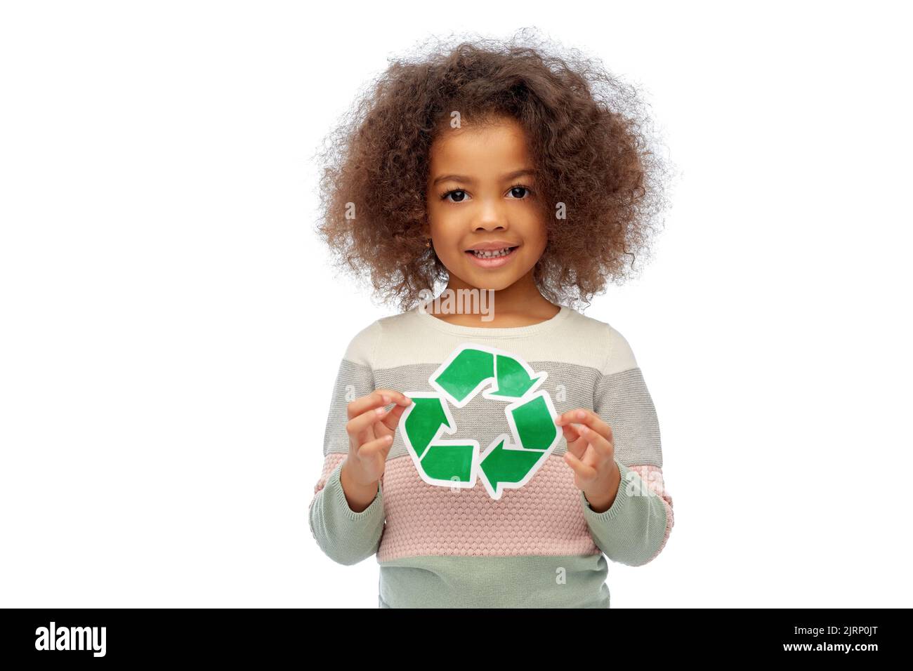 ragazza afroamericana che tiene il segno verde di riciclaggio Foto Stock