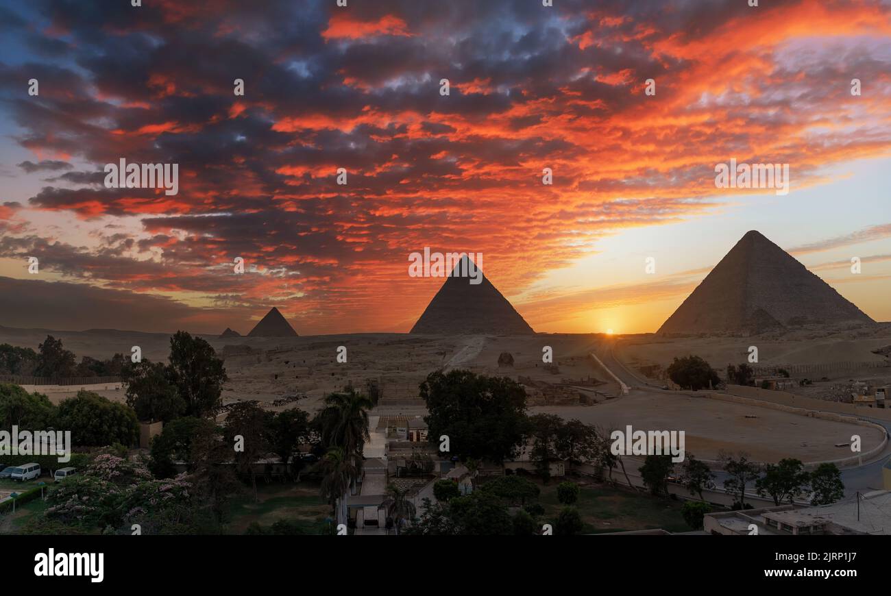Tramonto alle piramidi di Giza, Egitto. Foto Stock