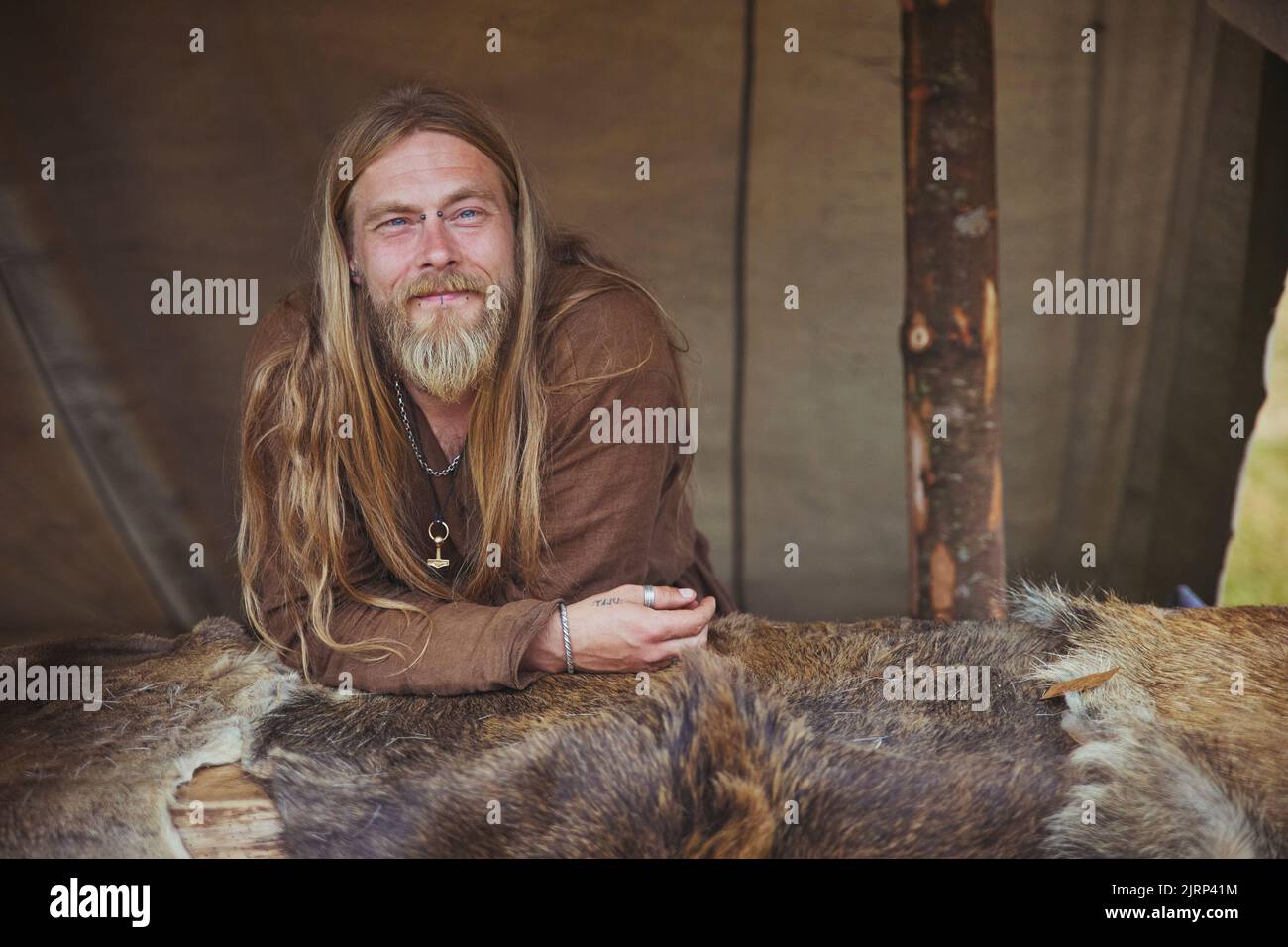 Viking vende pellicce in tenda al Viking Festival in Danimarca Foto Stock