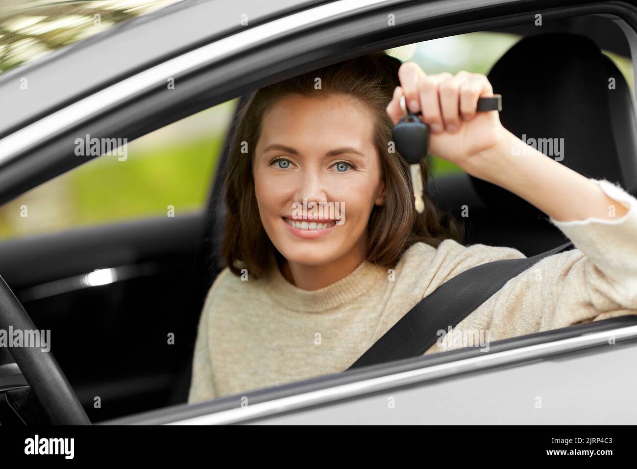 conducente donna o donna con chiave auto in città Foto Stock
