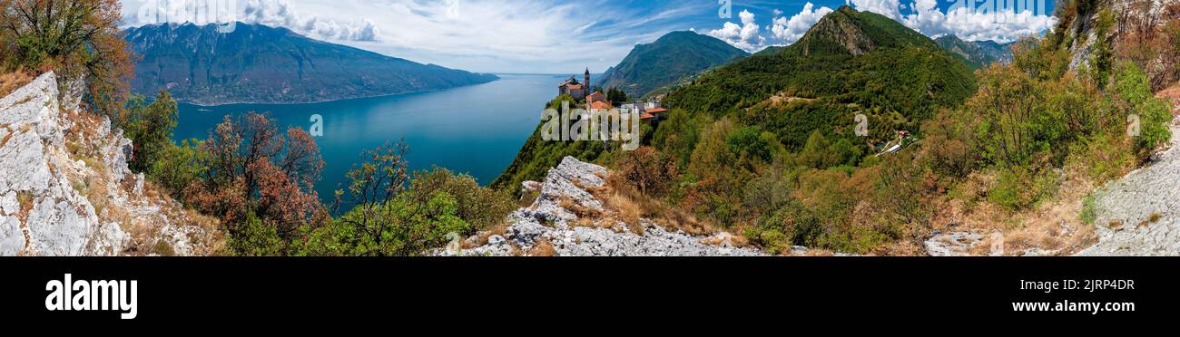 Lago di Garda (Lago di Garda) con la chiesa del pellegrinaggio Madonna di Montecastello sulle montagne vicino a Tignale in Italia Foto Stock