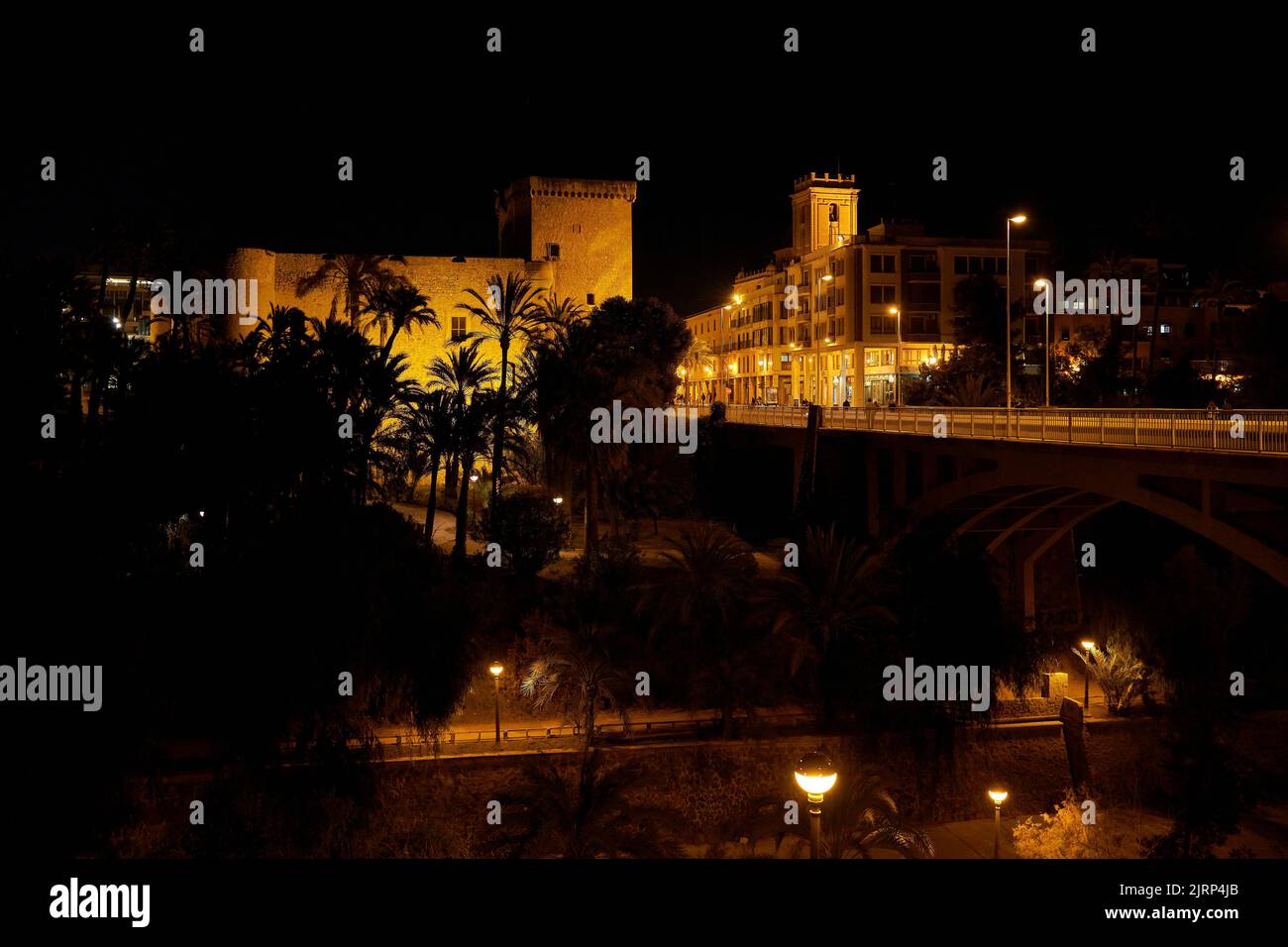 Castello di Altamira o palazzo di altamira e Basilica di Santa Maria di Elche di notte. Situato nella comunità valenciana, Alicante, Elche, Spagna. Foto Stock