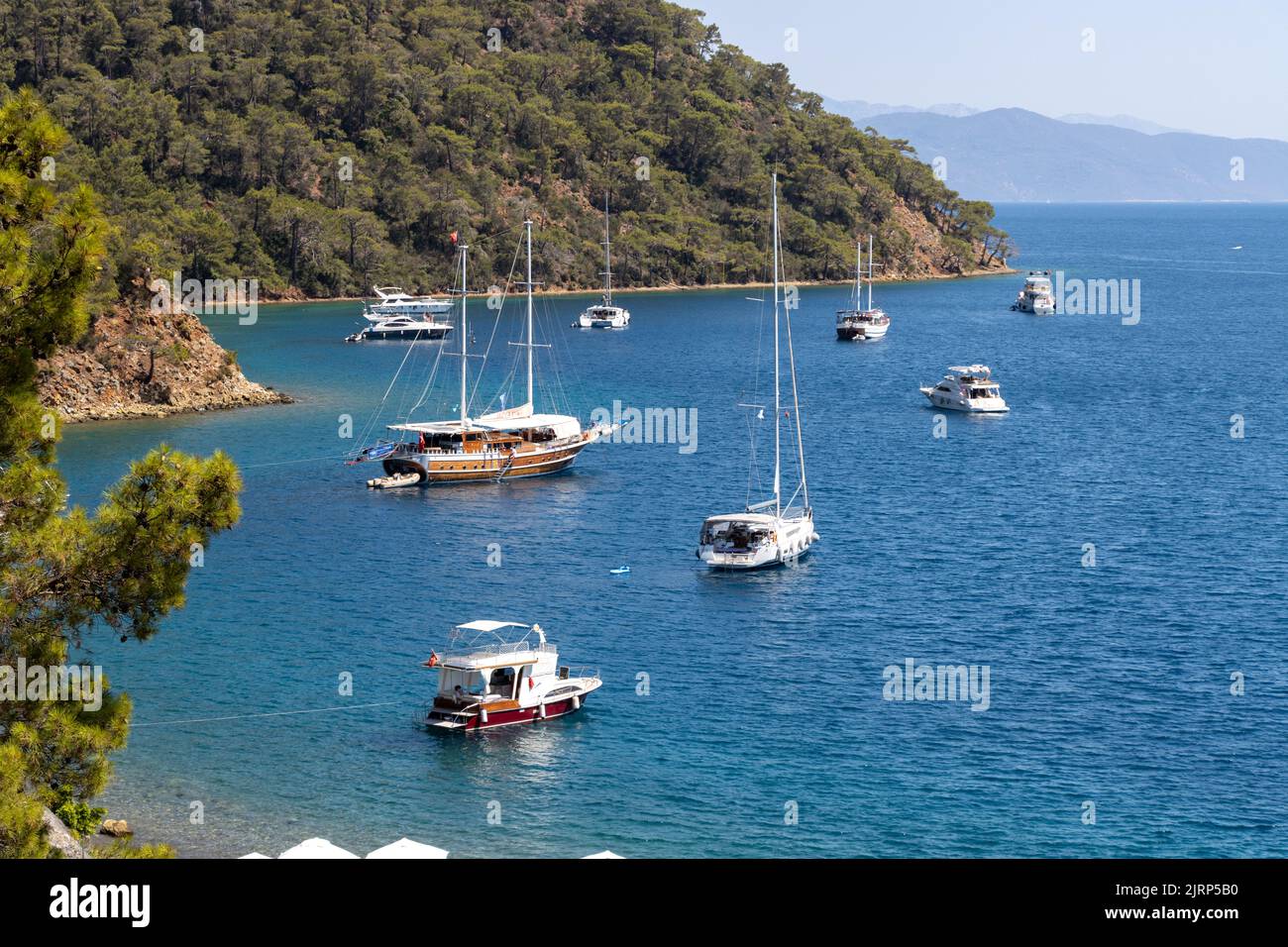 Gocek, Mugla, Turchia - 17 2022 luglio: Barche e yacht ancorati nelle baie di Fethiye Gocek Foto Stock