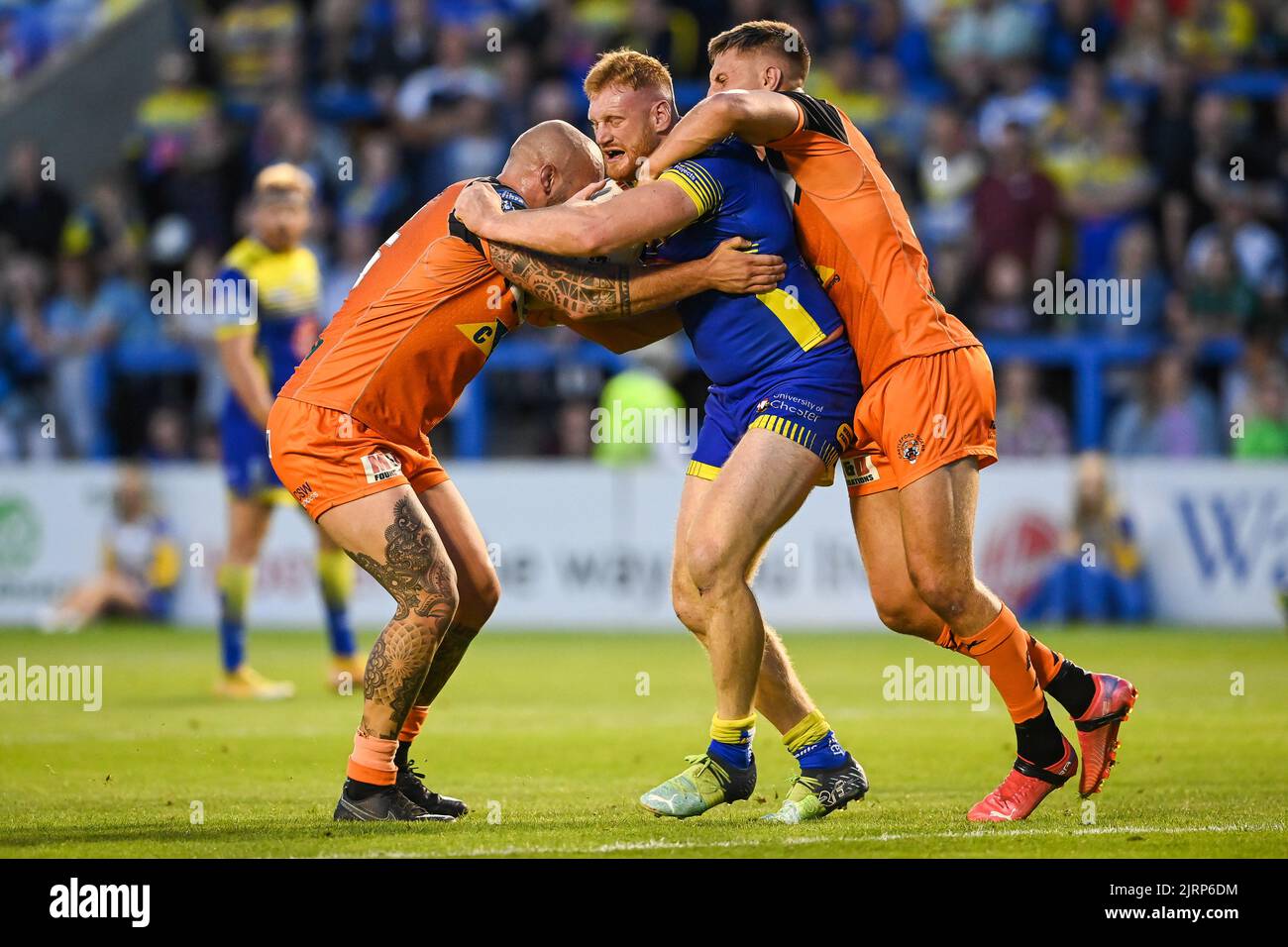 Joe Bullock #15 di Warrington Wolves è affrontato da Nathan Massey #14 di Castleford Tigers in, il 8/25/2022. (Foto di Craig Thomas/News Images/Sipa USA) Credit: Sipa USA/Alamy Live News Foto Stock