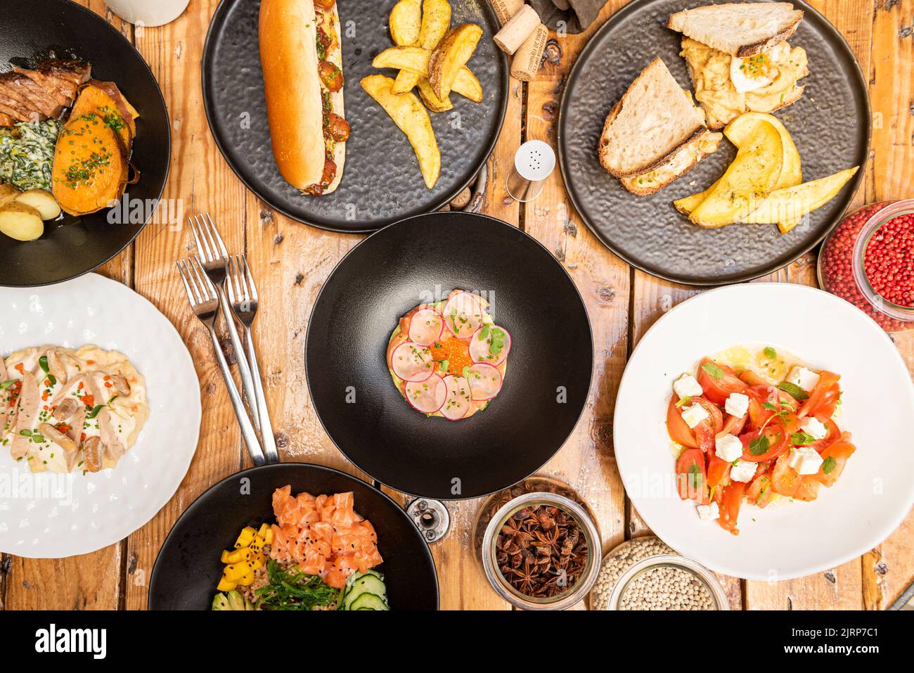 Tapas alimentari spagnole e latinoamericane, strisce di melanzane con sciroppo di hummus e canna, toast di lombo e formaggio, crocchette assortite, mais colombiano empa Foto Stock
