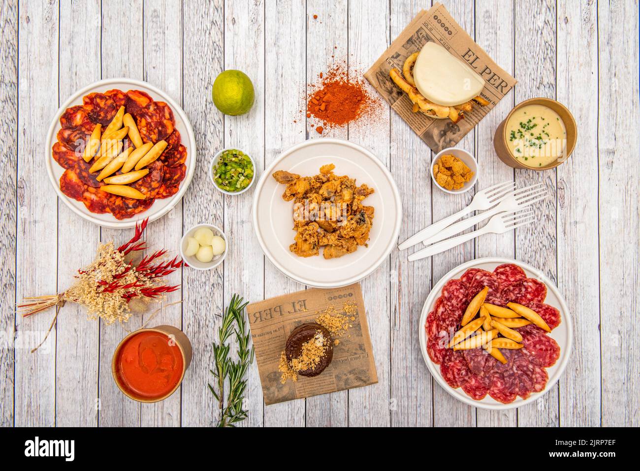 Set di tapas di cibo spagnolo e un tuffo con calamari, tapas di corizo iberico alimentato con acorno con crostini e un altro di salchichon e una ricetta con salmor Foto Stock