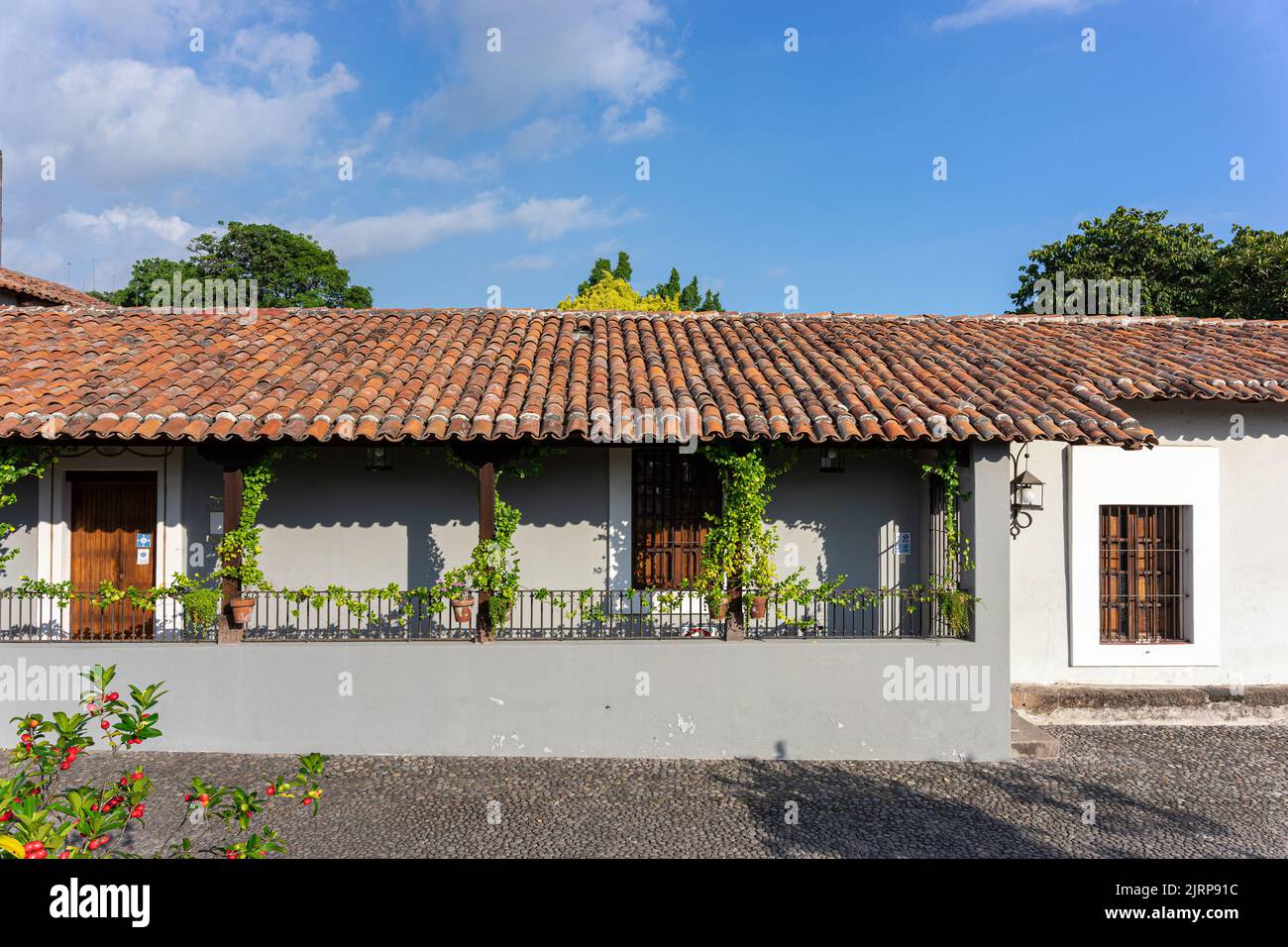 Vecchia chiesa coloniale nella città di Nogueras, Comala, Colima, Messico Foto Stock