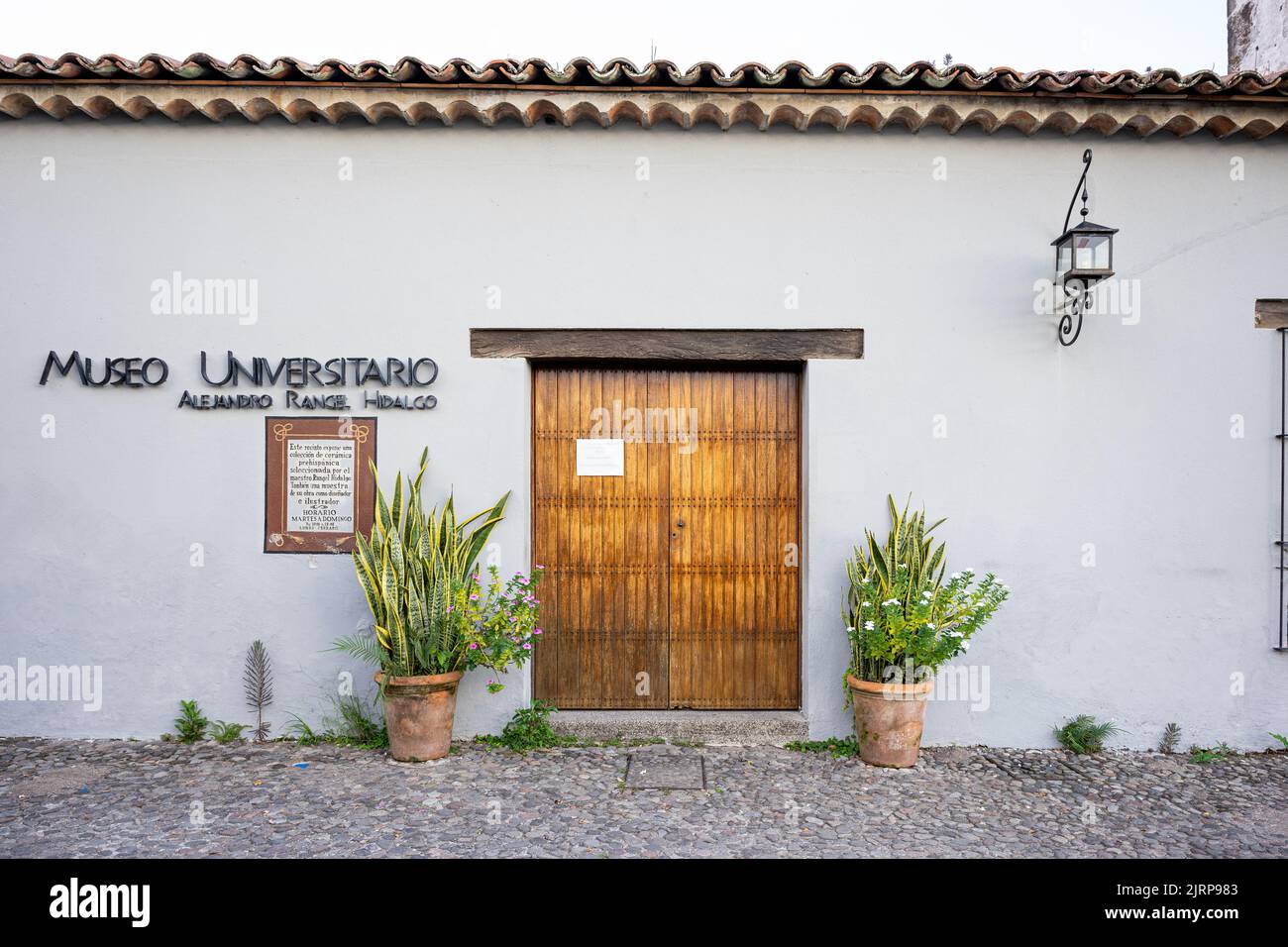 Vecchia chiesa coloniale nella città di Nogueras, Comala, Colima, Messico Foto Stock