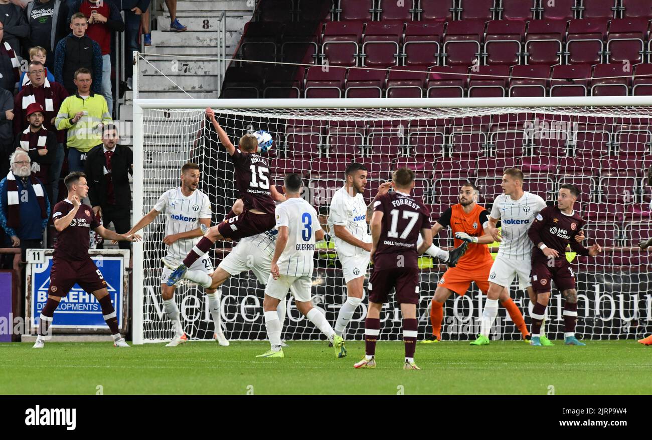 Tynecastle Park, Edinburgh.Scotland.UK.25th ago 22 Hearts vs FC Zurigo. Partita a seconda gamba di Europa League Play-off round .Hearts' Kyle Rowles si chiude con una testata Credit: eric mccowat/Alamy Live News Foto Stock