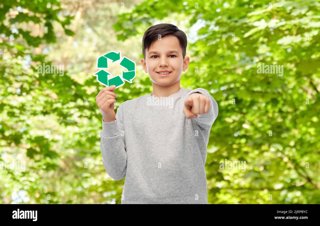 ragazzo felice con il segno di riciclaggio che indica a voi Foto Stock