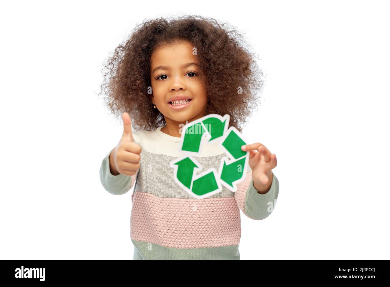 ragazza afroamericana che tiene il segno verde di riciclaggio Foto Stock