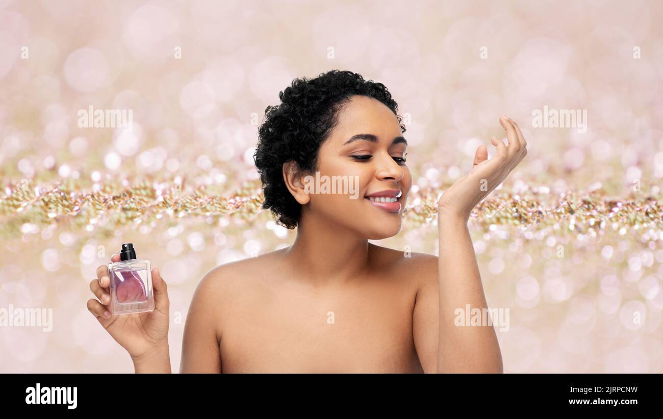 giovane afroamericana con profumo Foto Stock