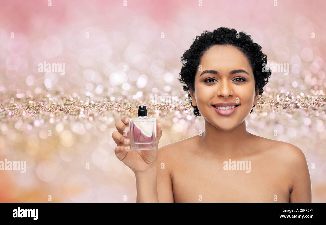 giovane afroamericana con profumo Foto Stock