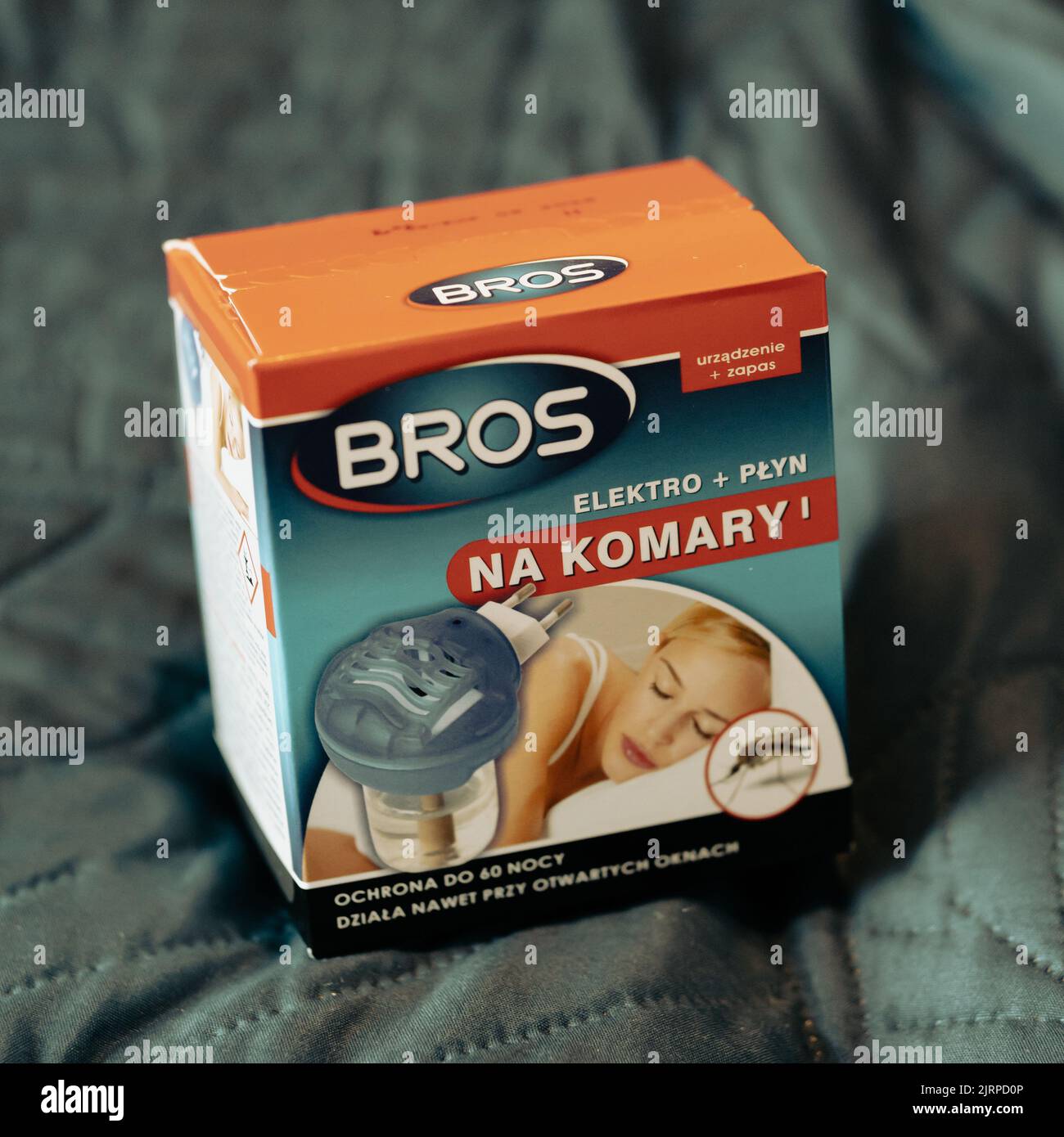 Un primo piano del plug-in repellente per zanzare BROS in una scatola su un letto grigio Foto Stock