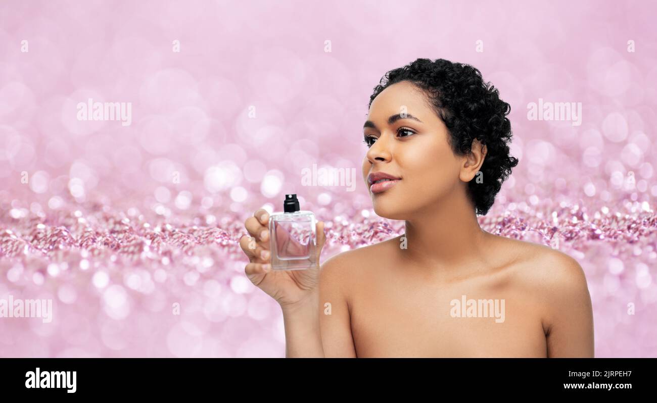 giovane afroamericana con profumo Foto Stock