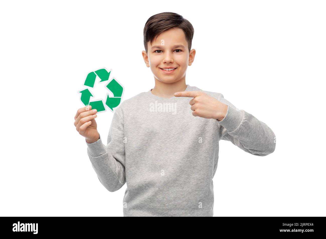 ragazzo sorridente che mostra un cartello verde di riciclaggio Foto Stock