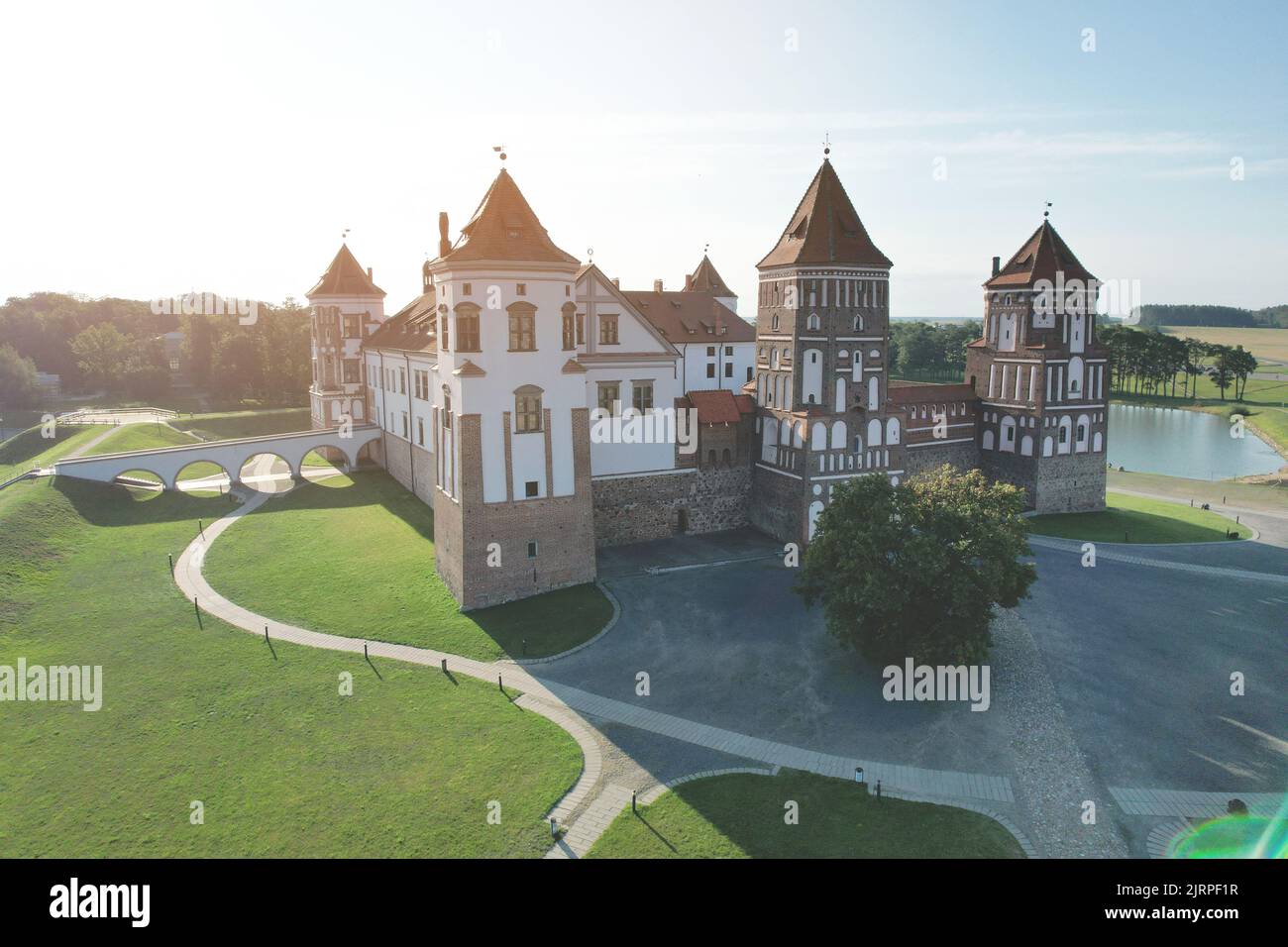 Castello di Mir in Bielorussia vista aerea drone in una giornata di sole Foto Stock