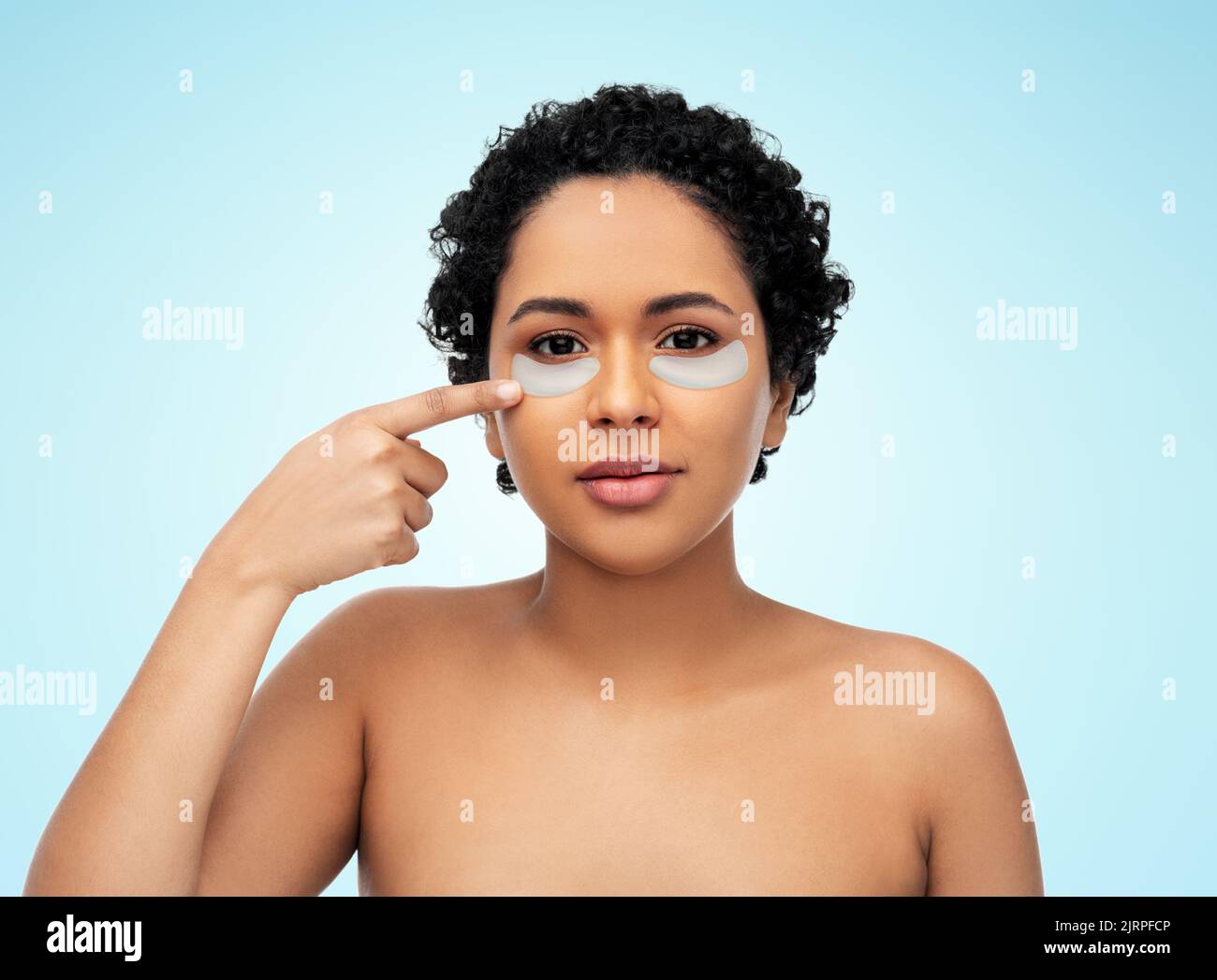 donna afroamericana con cerotti per occhio di idrogel Foto Stock