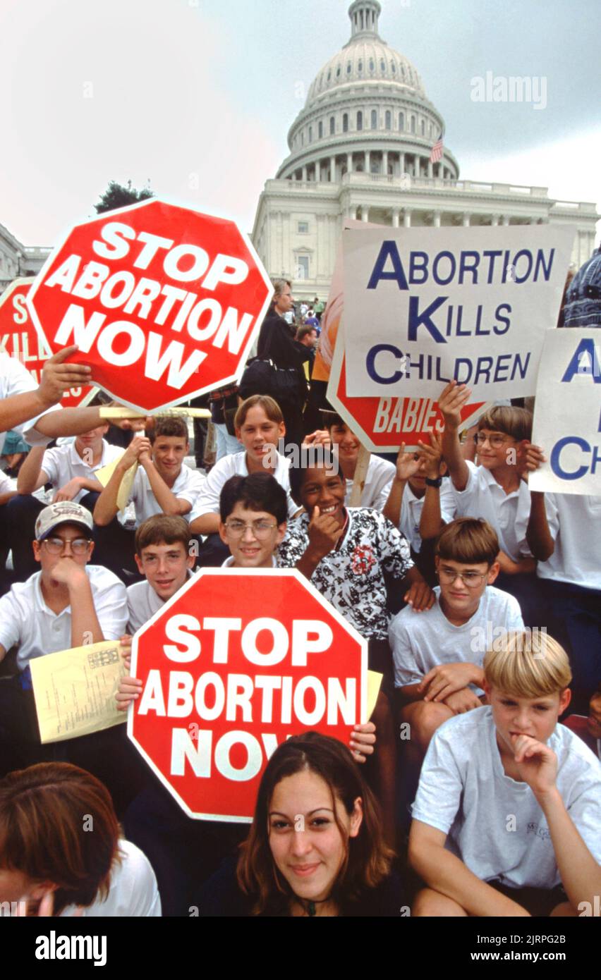 I bambini delle scuole cattoliche posano con i segni anti-aborto davanti al Campidoglio degli Stati Uniti durante una protesta contro i diritti di aborto durante un 12 settembre 1996 a Washington, DC. Foto Stock