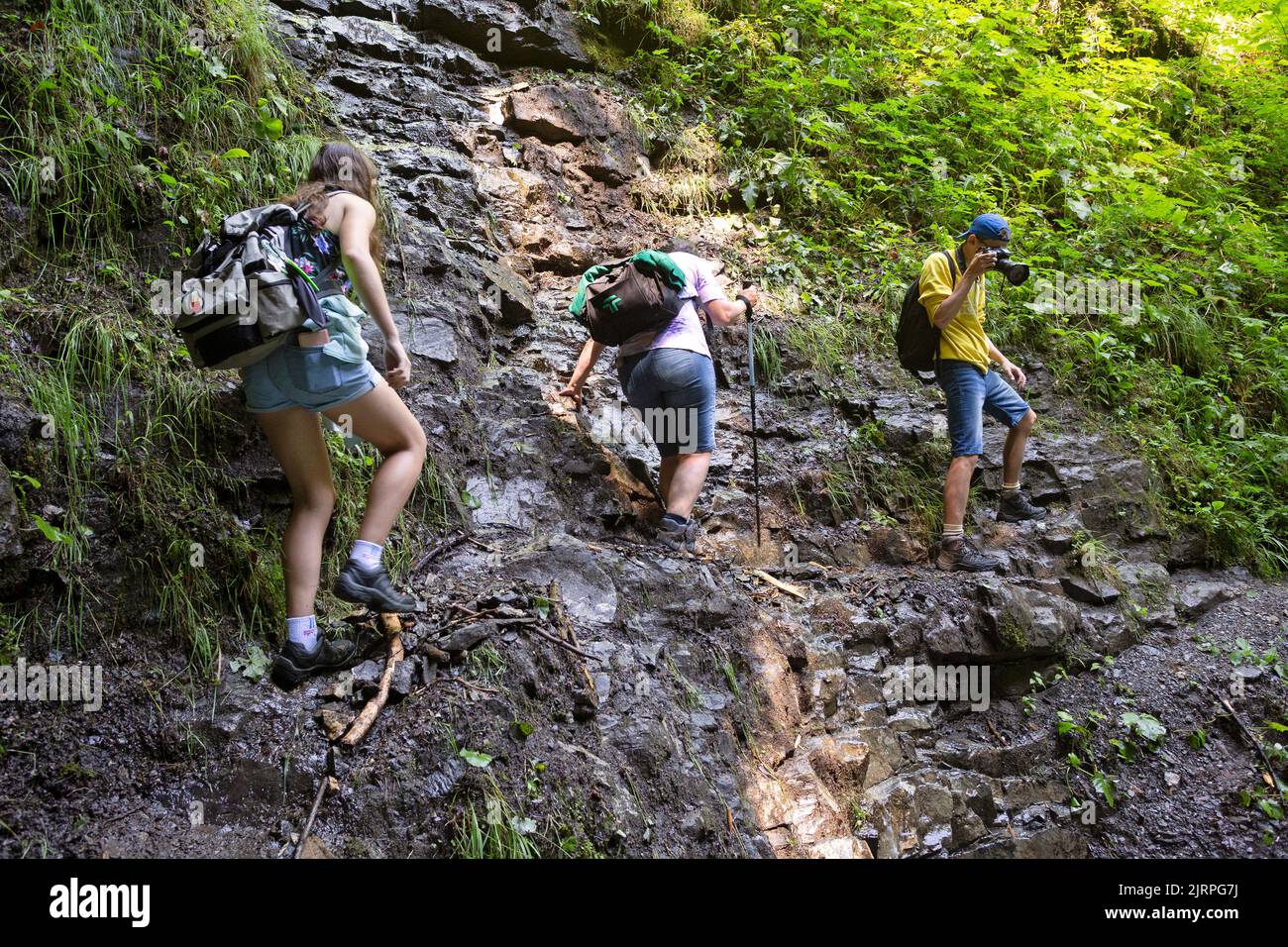 Laterns, Hiker, Gola del Male nella Valle del fiume Frutz, Vorarlberg, Austria Foto Stock
