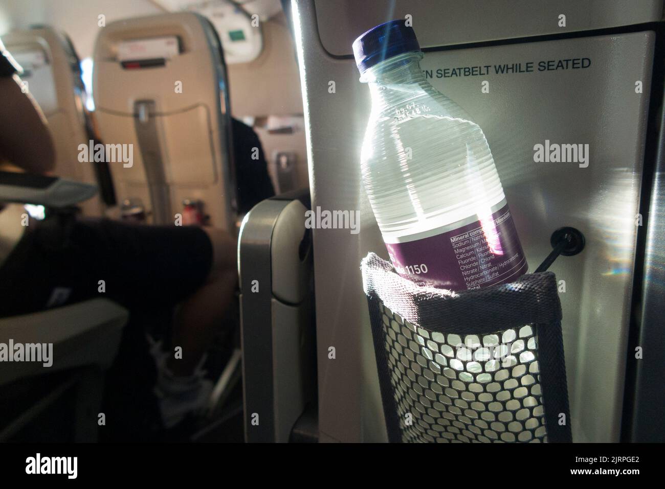 Bottiglia d'acqua / rinfresco gratuito e gratuito reidratazione dato ai passeggeri Economy in sella a un aeromobile Airbus passeggeri aereo / aereo / aereo / aereo. (131) Foto Stock