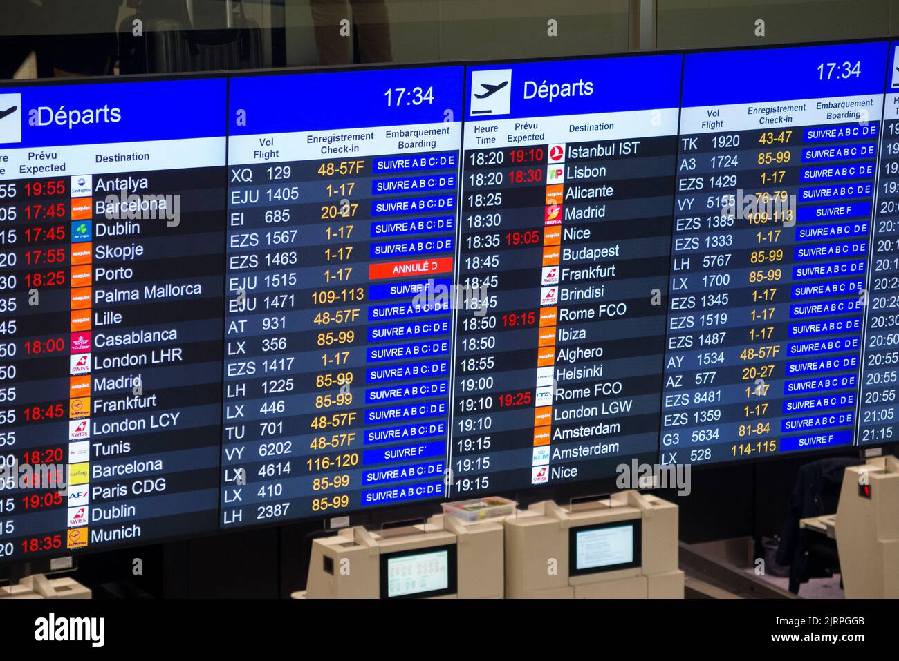Schermata di visualizzazione delle informazioni sulle partenze (simile a una scheda degli arrivi) che mostra l'orario di partenza e la destinazione del volo, nella sala partenze dell'aeroporto internazionale Cointrin di Ginevra/Ginevra. Svizzera (131) Foto Stock