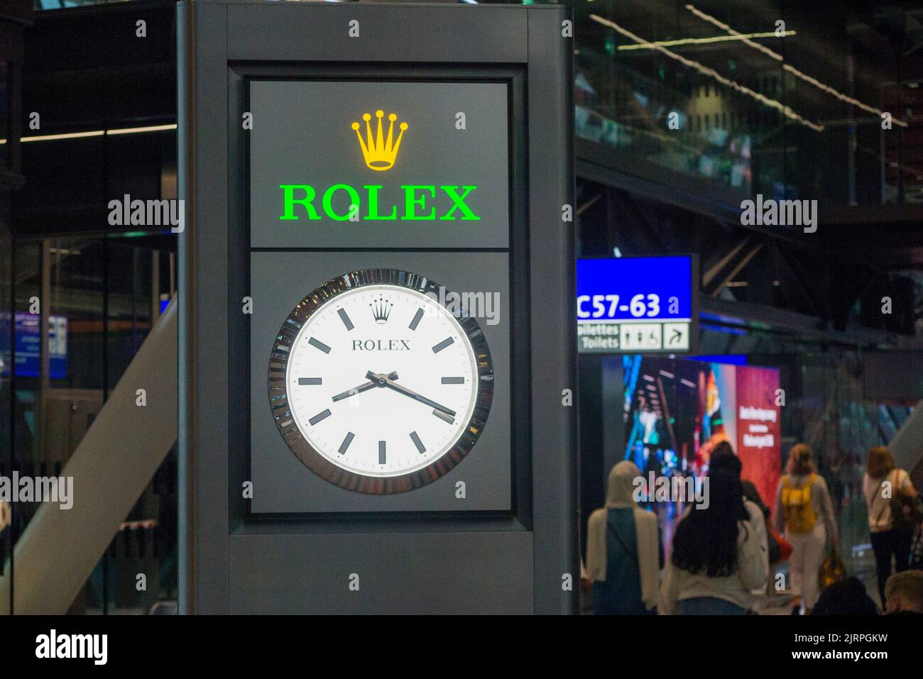 Visualizza orologio pubblicità Rolex marca di orologi. La nuova e modernizzata sala partenze terminal internazionale, aeroporto di Ginevra / Ginevra, Svizzera. (131) Foto Stock