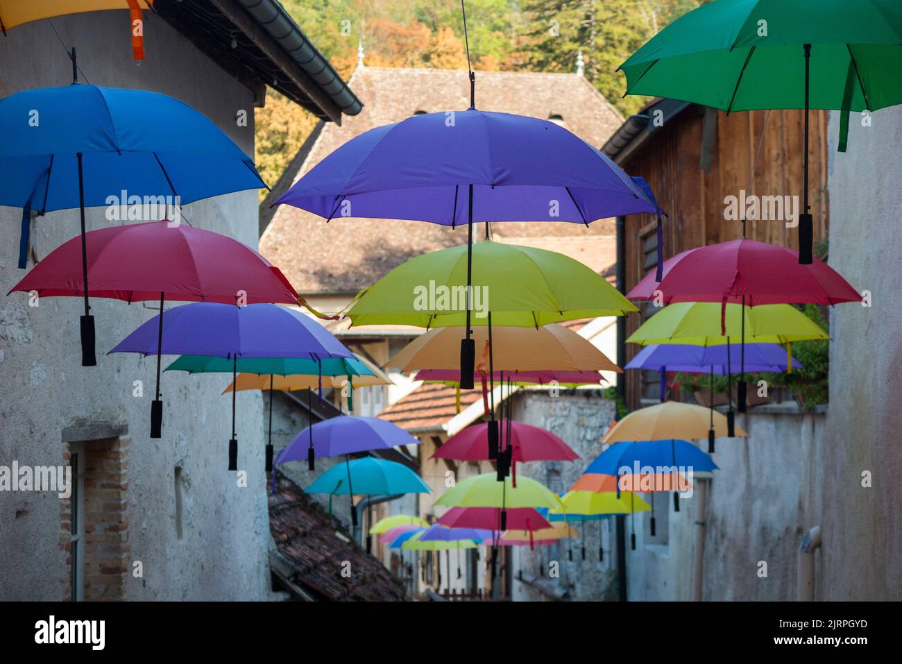 Ombrello Rhône installazione artistica con ombrelloni in strada per l'apprezzamento dei turisti a Chanaz; comune francese nel dipartimento della Savoia nella regione Auvergne-Alpi nel sud-est della Francia. (131) Foto Stock
