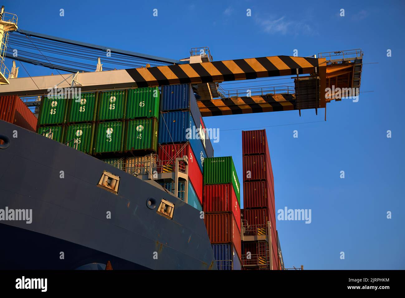 Odessa, Ucraina SIRCA 2019: Impilamento dei contenitori sul ponte della nave. Carico di container in nave da carico con gru industriale al porto marittimo. Foto Stock