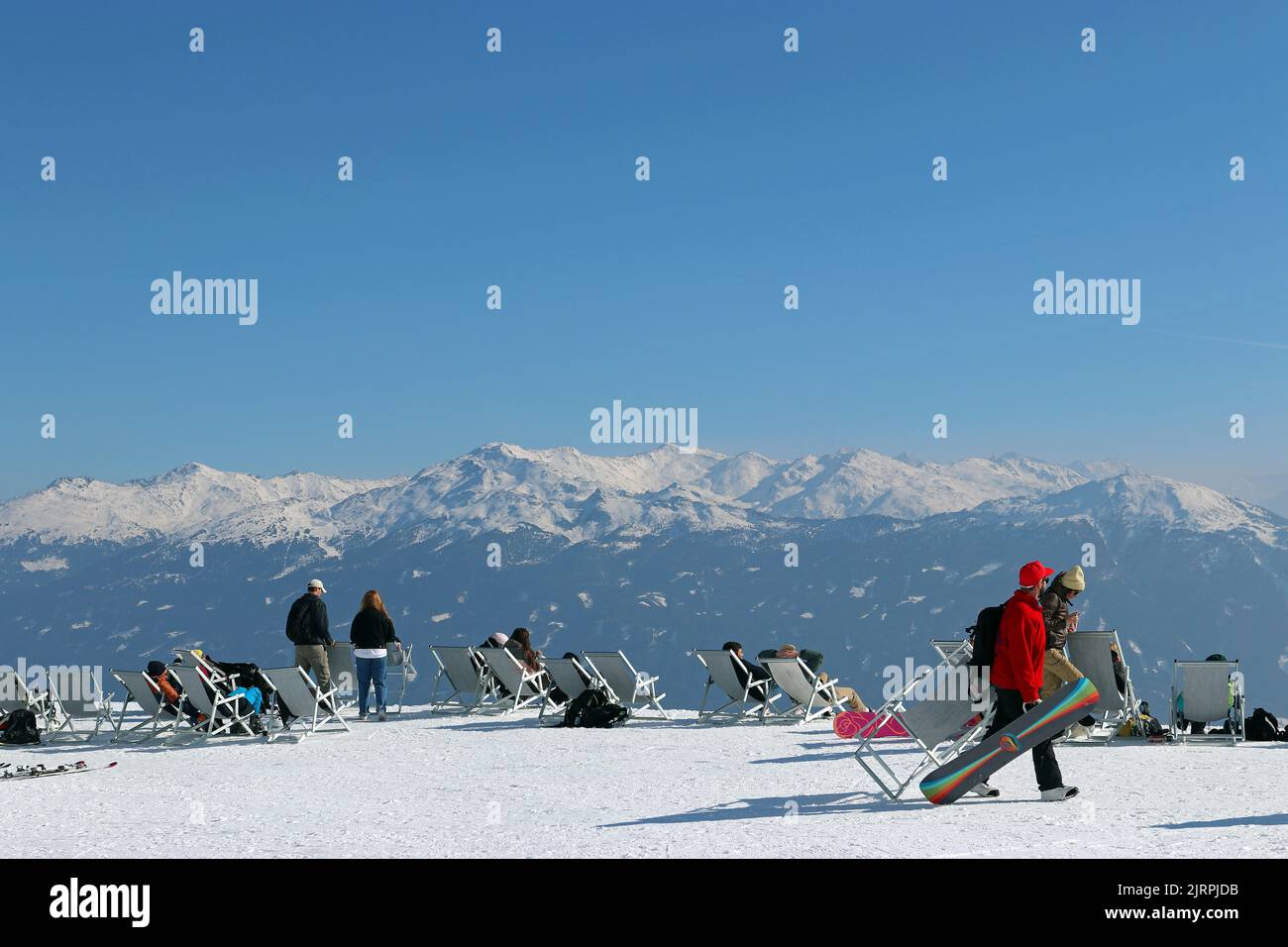 Rilassatevi sulle sedie a sdraio nella neve al bar Cloud 9, Seegrube, vicino alla cima di Hafelekar, la catena montuosa Nordkette sopra Innsbruck, Austria Foto Stock