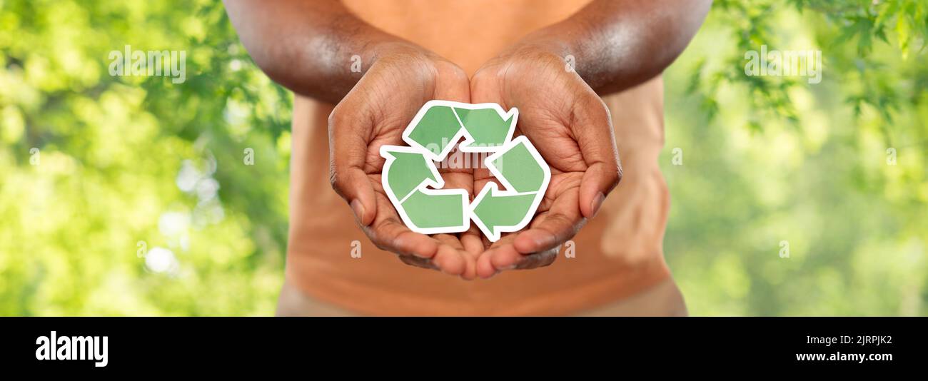 primo piano di un uomo che tiene il cartello verde di riciclaggio Foto Stock