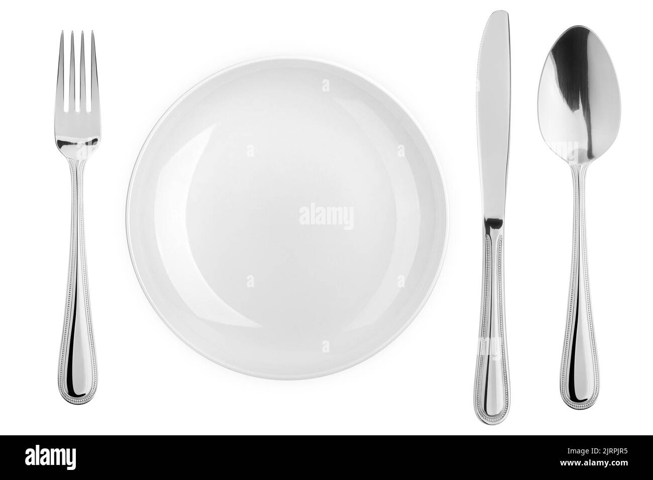 Piatto vuoto, forchetta, coltello, cucchiaio, posate isolate su sfondo bianco, percorso di ritaglio, vista dall'alto Foto Stock