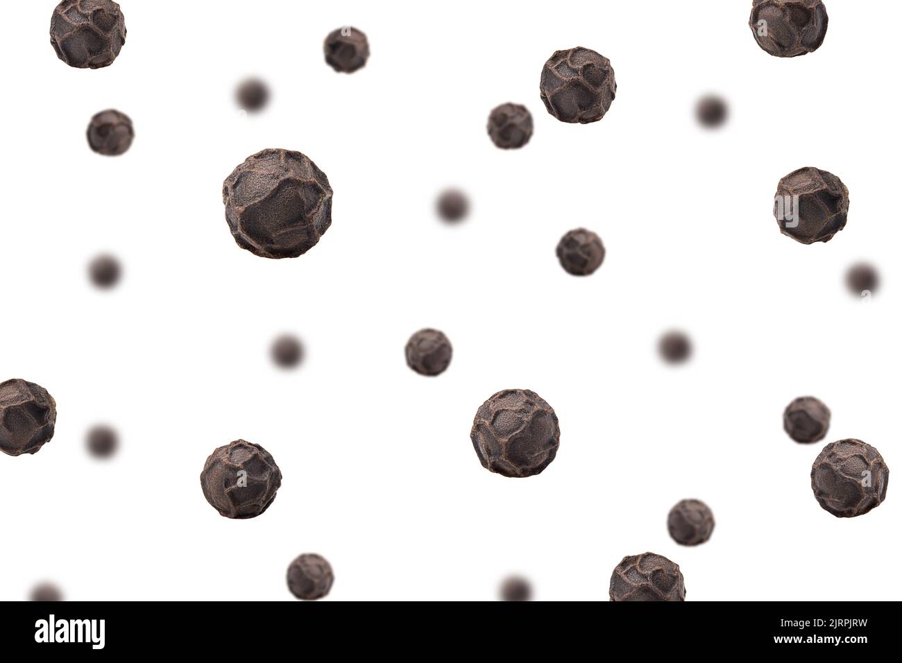 Pepe nero cadente, pepe, isolato su sfondo bianco, fuoco selettivo Foto Stock