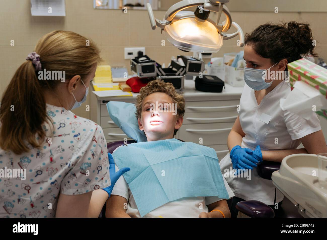 Un ragazzo di 11 anni su appuntamento con un dentista. Foto Stock