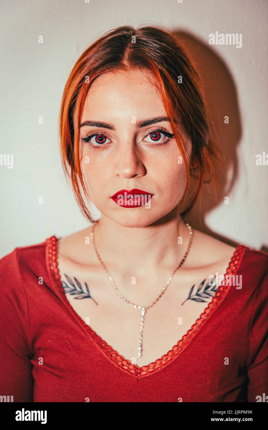 Ritratto di una ragazza dai capelli rossi che guarda la telecamera Foto Stock