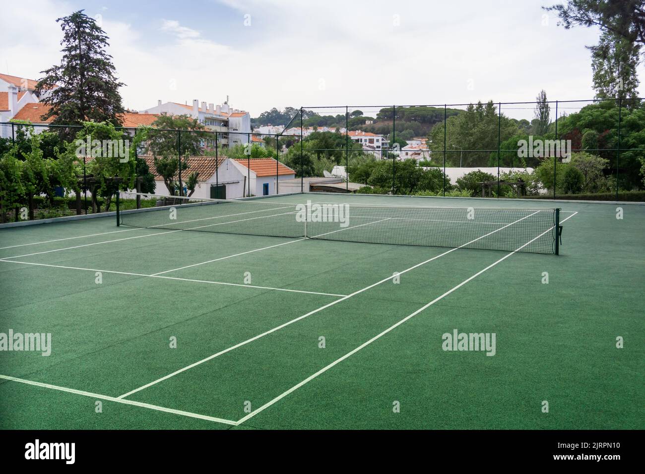 Campo da tennis all'aperto nella città portoghese Foto Stock