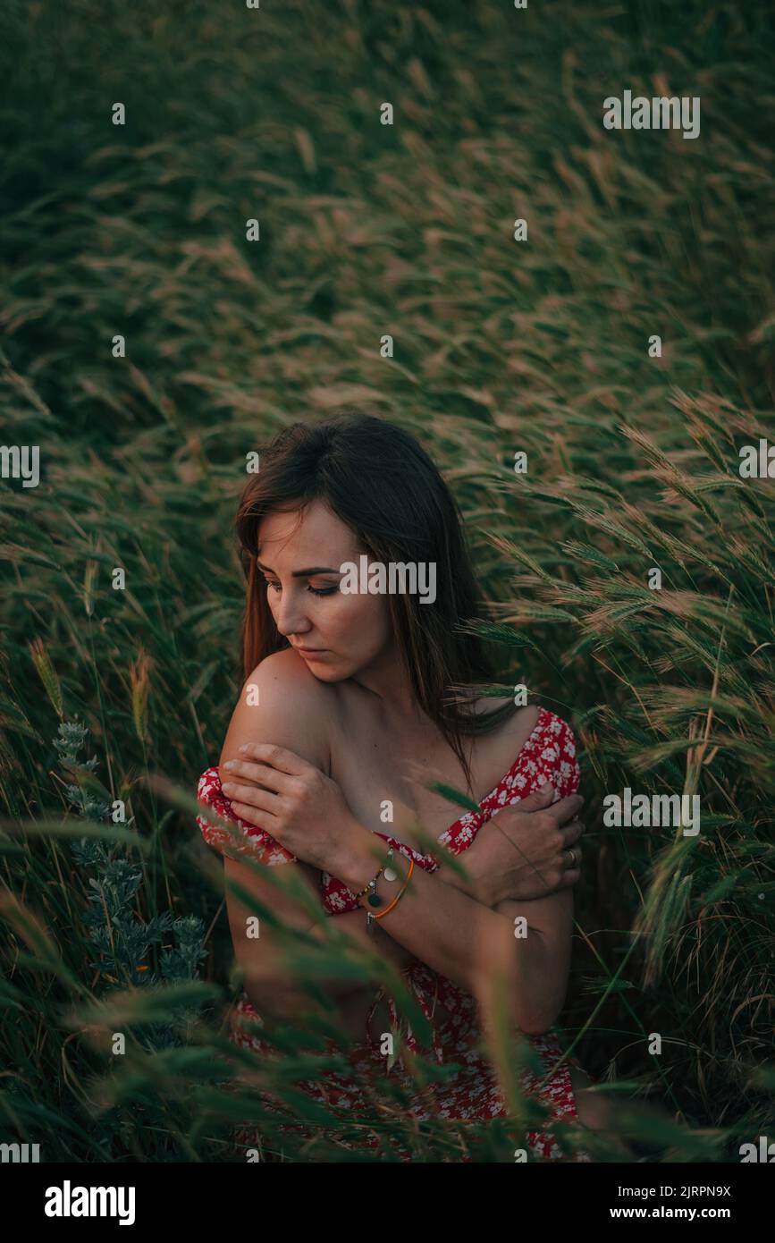 ritratto di giovane donna in estate in erba alta Foto Stock
