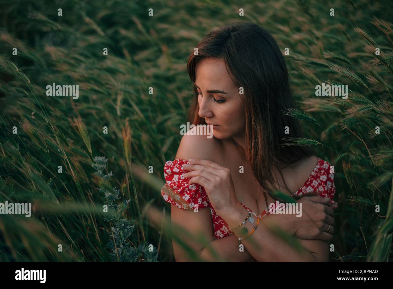 ritratto di giovane donna in estate in erba alta Foto Stock