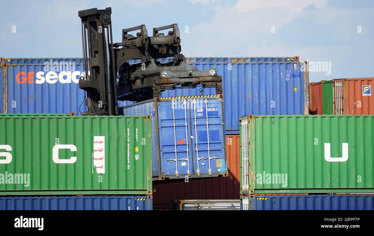 Il container di carico viene sollevato e impilato in un deposito ferroviario vicino all'aeroporto internazionale o'Hare di Chicago. Foto Stock