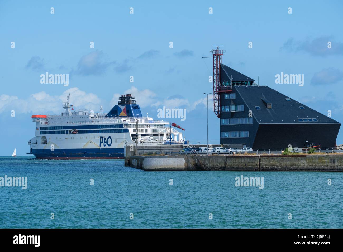 Calais, Francia - 26 giugno 2022: P&o Ferry per l'Inghilterra da Calais e dall'ex edificio delle autorità portuali Foto Stock